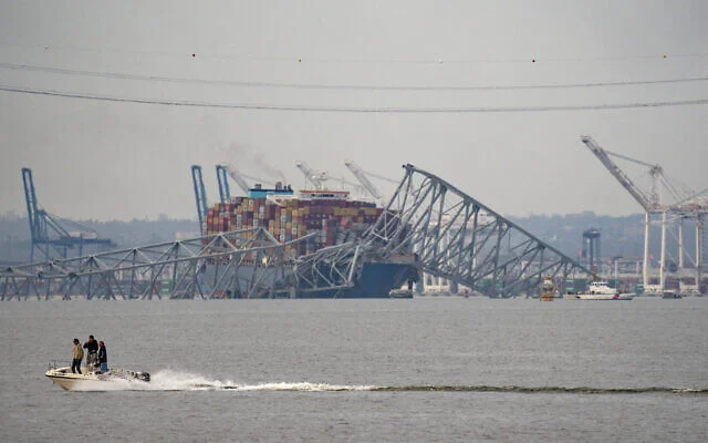 Часть стального каркаса моста Фрэнсиса Скотта Ки установлена на контейнеровозе Dali после обрушения моста в Балтиморе, штат Мэриленд, 26 марта 2024 года. (Кент Нисимура / AFP)
