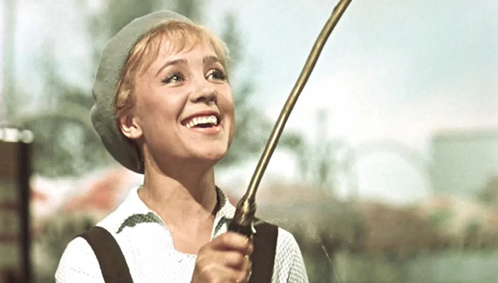 Прекрасная Надежда Румянцева в роли Людмилы из «Королевы бензоколонки»