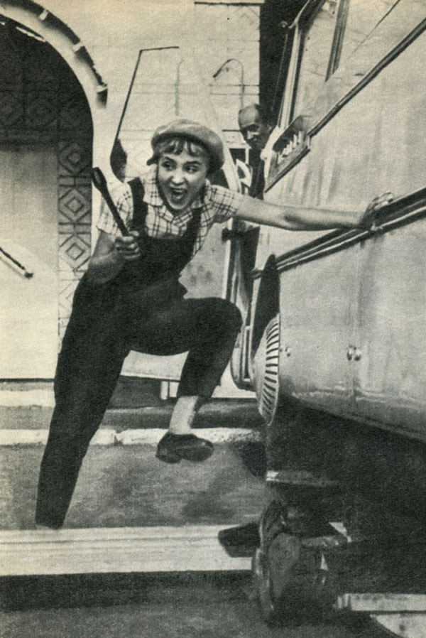 На съемках фильма «Королева бензоколонки», 1963