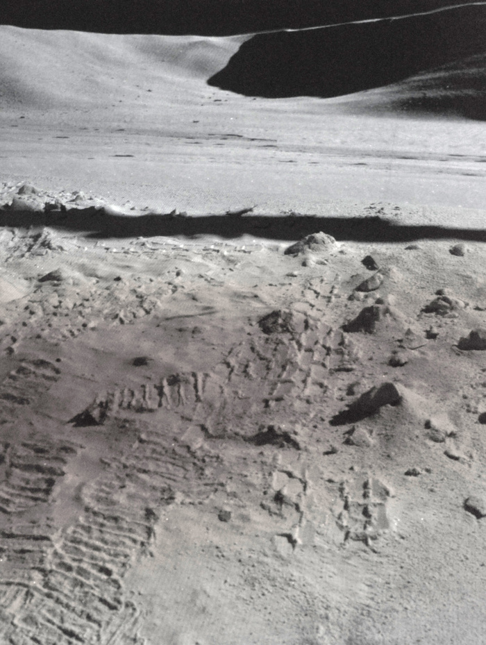 Поверхность Луны тень от космического корабля. кадр запечатлел на поверхгости Луны тень от готовой к отправке на Землю косимеческой ракеты. На борты ракеты - десятки килограммой космических