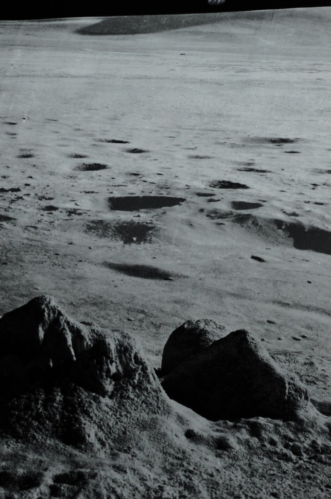 Поверхность луны: кратеры и холиы на снимках лунохода Москва.