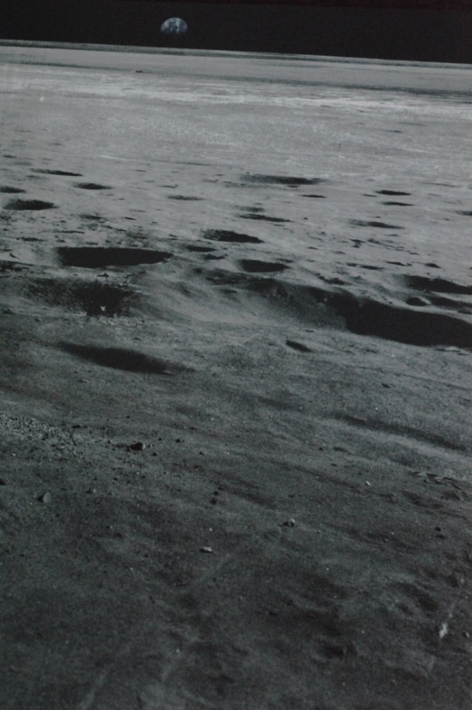 Группа лунных кратеров на участке лунной поверхности в радиусе трех километров от точки местонахождения лунохода Москва.