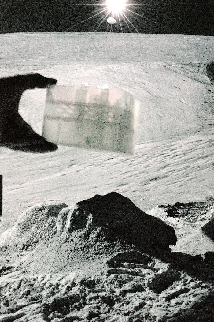 Человек проводит научные опыты на поверхности Луны.