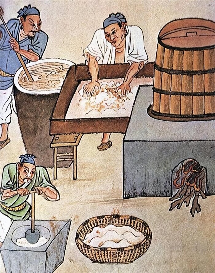На гравюре изображен процесс изготовления байцзю: один растирает в ступке закваску, второй мешает сусло, а третий соединяет закваску с зерновой основой. На огне стоит цзю тун.