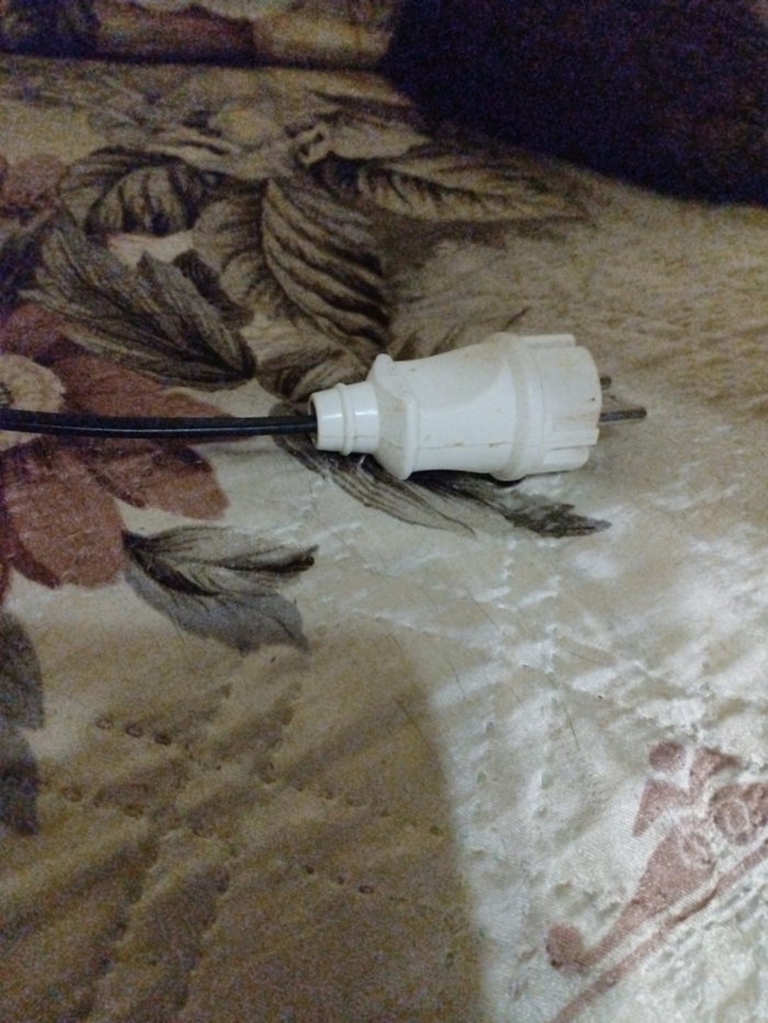 Вот вилку мастер мне приспособил, чтобы включать, не знаю откуда снял, мог откуда угодно, он работает в приёмке металла.