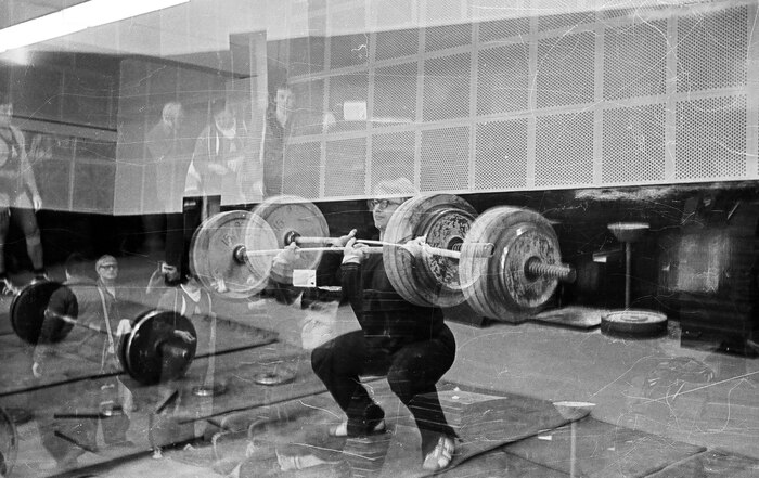 На разминке...