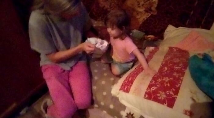 Жена кормит малышку