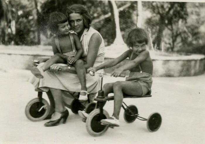 Надежда Пешкова с дочерьми.