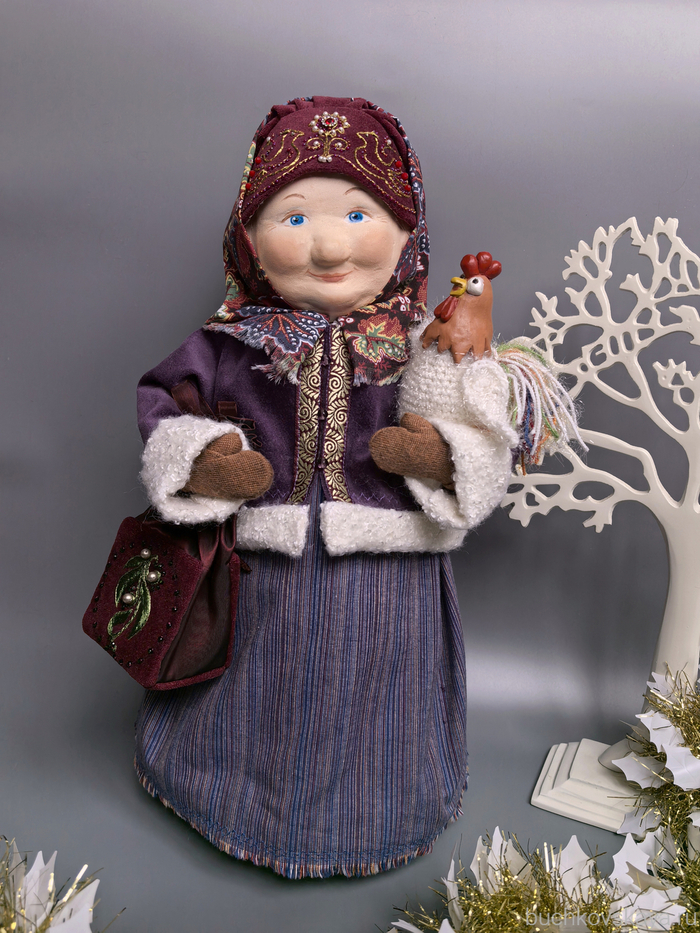 Классическая баба-на-чайник) Петух- отдельная личность, он тут просто для антуража