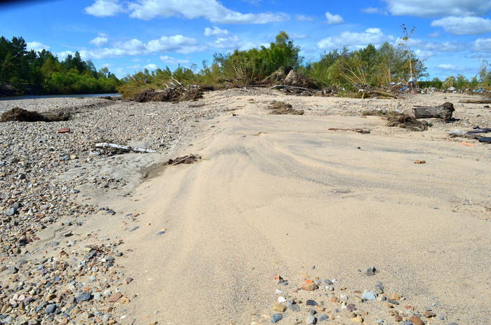 Последнее фото сделано спустя несколько дней после наводнения 2022 года, изменившего частично русло реки Читы. Видны огромные намывы песка, кучи мусора, принесенного водой валежника, коряг