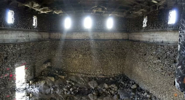 Что я примерно увидел. Это фото из нулевых, когда двери просто выломали с сдали на металл.