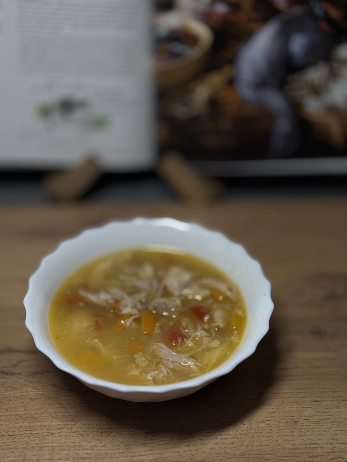 Суп из курицы силки с ягодами годжи из сериала « Ганнибал Лектор »