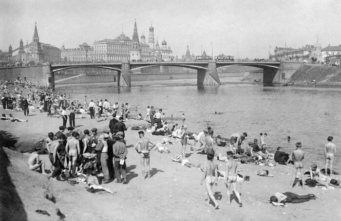 Обнаженные советские люди отдыхают на берегу Москвы реки