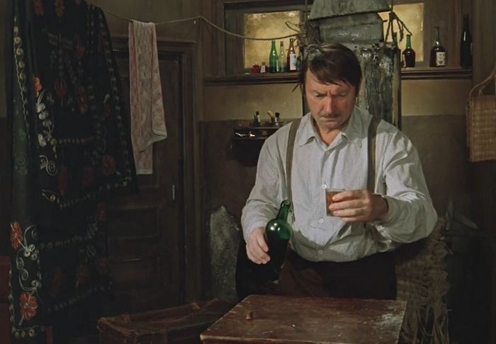 Вицин стоял один в центре кладовки, сжав бутылку и уставившись на её этикетку.