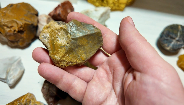 Это самый часто встречающийся камень, хотя и нет двух одинаковых. Знаешь название - напиши в комментариях