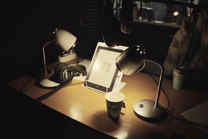 Само рабочее место. Здесь видны электронная книга, наушники, бесконченые стаканы из под чая и лампы. Как представитель зумеров, люблю работать в темноте)