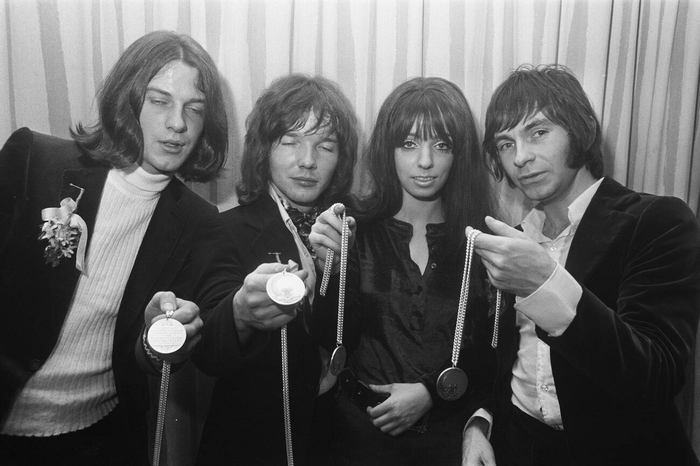 Shocking Blue получают серебряные медали за заслуги.