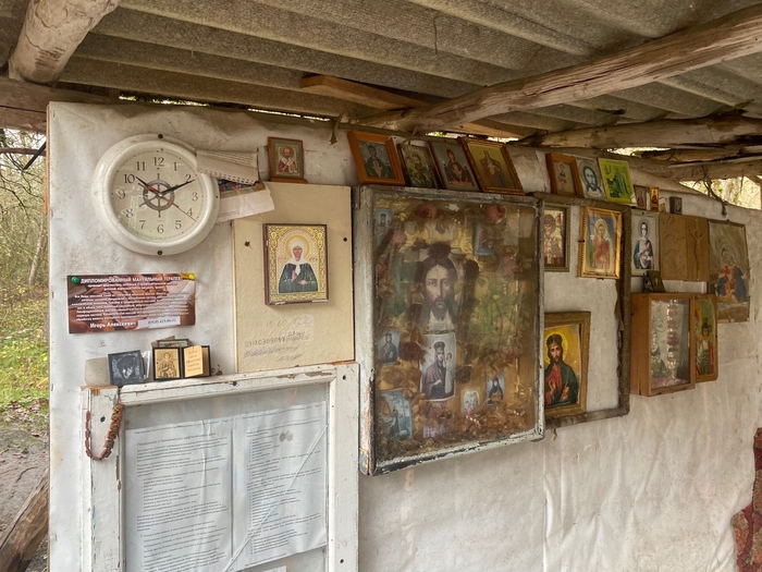 рядом с дикими ваннами беседка с иконами