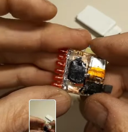 вода попасть туда не может, а справа чёрненький торчит - разъёмчик для зарядки, который заряжает очень быстро