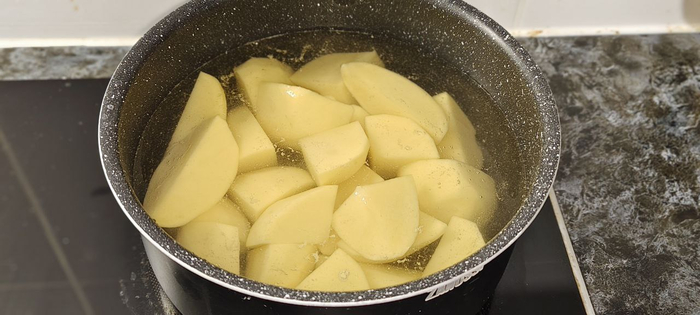 Картофель чищу и ставлю вариться в подсоленной воде.