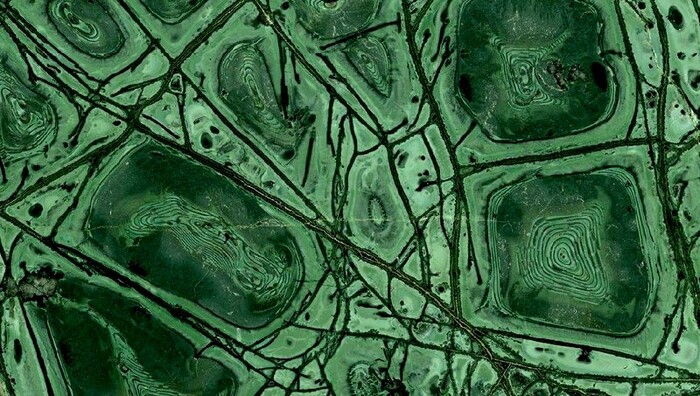 Ячеисто-зональный (дактилоскопический) тингуаит. Поачвумчорр, Хибины. Фото из Каталога поделочных и облицовочных камней Кольского полуострова