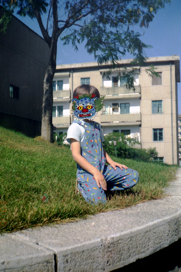 Балкон справа от моего, кхм, лица... Короче, мы там жили.