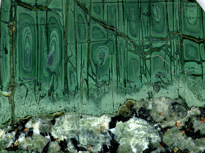 Контакт дайки тингуаита с крупнокристаллическим нефелиновым сиенитом (хибинитом). Поачвумчорр, Хибины. Фото из Каталога поделочных и облицовочных камней Кольского полуострова