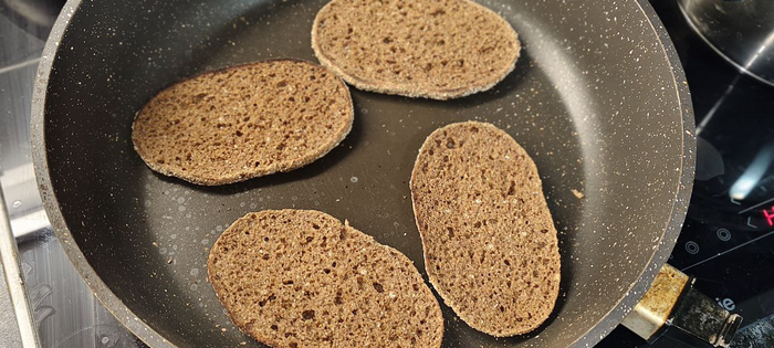 Хлеб подсушиваю