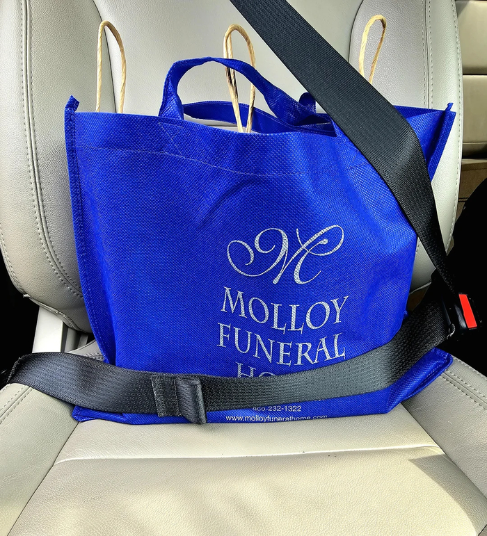 Автор пристегнул ремнем безопасности сумку из похоронного бюро с прахом жены, иронично выполнив её просьбу о безопасности