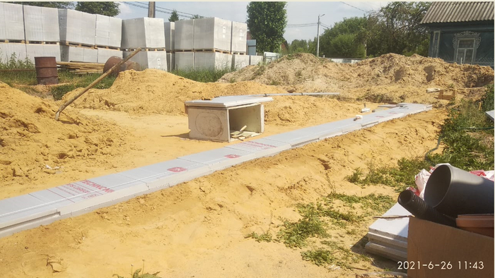 наконец то песка сколько надо, укладываем утеплитель под фундамент.