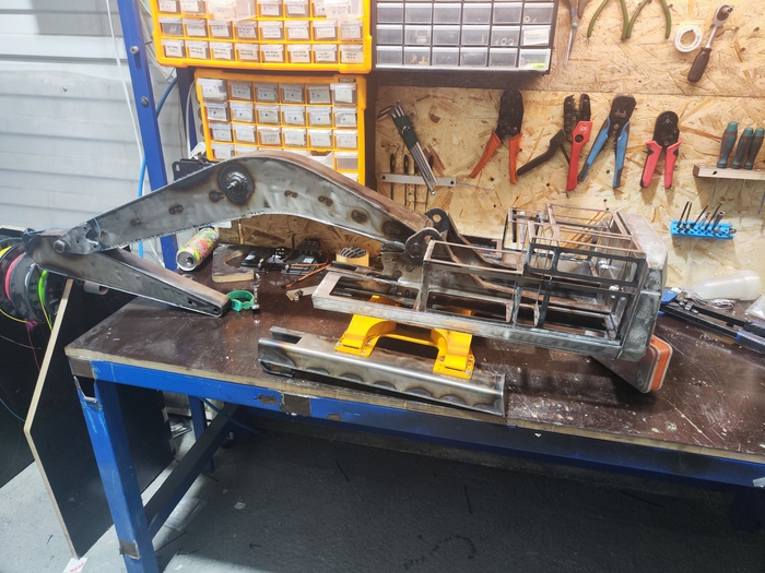 Нарисована и собрана рама для внешних элементов платформы. Кабина в процессе