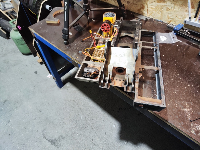 Дорисована и сварена правая часть платформы