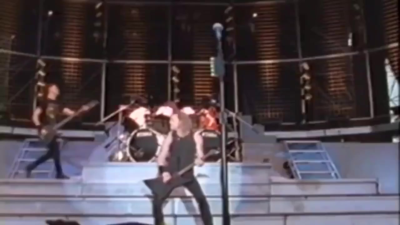 1991 год. Первый концерт Metallica в Москве под открытым небом. Присутствовало более 1,6 миллиона человек - Короткие видео, Смотреть со звуком, Metallica, 1991, Концерт, Со звуком, Видео, Тяжелая музыка, Москва, Гитарист, Зрители, Джеймс Хэтфилд, Ларс Ульрих, Монстры рока