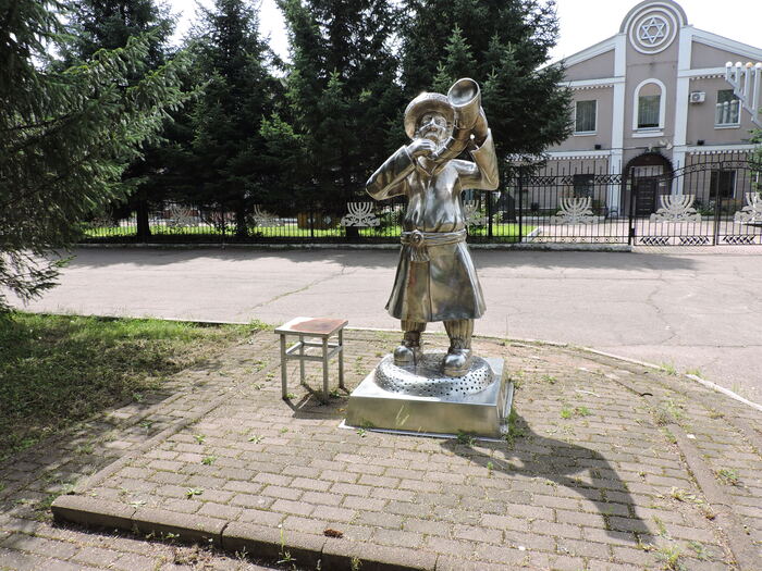 Трубач в шофар перед синагогой