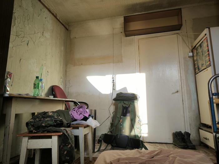 Из плюсов: есть матрас и горячая вода, из минусов: нет занавесок+полярный день.