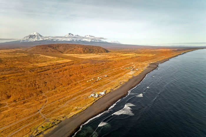 Вулканы Корякский, Авачинский, Козельский. Халактырский пляж. фото: Павел Ившин