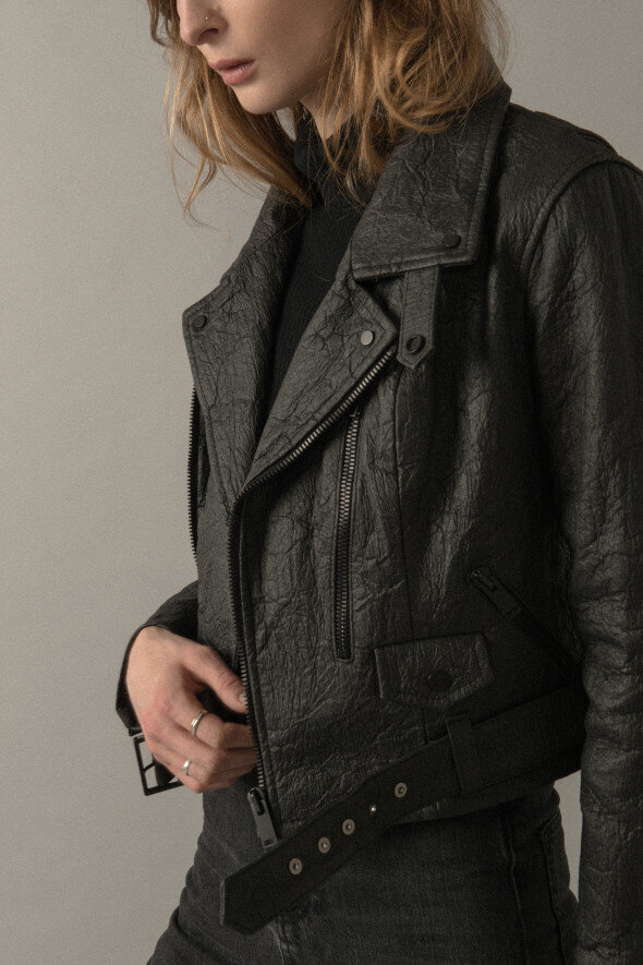 Куртка из пиньятекса бренда Altiir. Фото с сайта <!--noindex--><a href="https://pikabu.ru/story/pryadilnyie_ananas_13513747?u=http%3A%2F%2FAltiir.org&t=Altiir.org&h=af906e5429fe1a965285f181fef33a8f29be0d60" title="http://Altiir.org" target="_blank" rel="nofollow noopener">Altiir.org</a><!--/noindex-->.