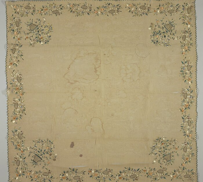 Платок пануэло с вышивкой шелком и серебряной нитью. Фото с сайта <!--noindex--><a href="https://pikabu.ru/story/pryadilnyie_ananas_13513747?u=http%3A%2F%2Fmetmuseum.org&t=metmuseum.org&h=d93b7ec342fec3c046b619e54aeb234e03765709" title="http://metmuseum.org" target="_blank" rel="nofollow noopener">metmuseum.org</a><!--/noindex-->.