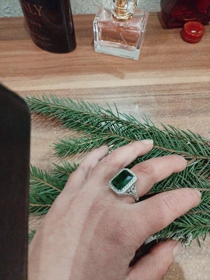 Пальчик, на который надела - сломанный. Там верхней полфалагни нету. Зато теперь хоть этот психологический момент исправлен. А то я всё стеснялась, прятала руку.