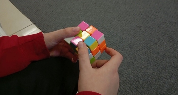 ...Пока ждали занятия у логопеда, Иришка не теряя времени, занялась кубиком Рубика 🙂.