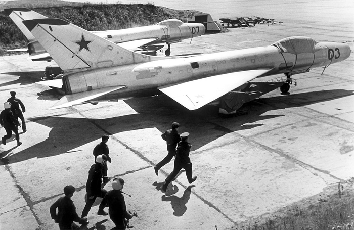 Летчики и техники бегут к своим Су-9 по тревоге