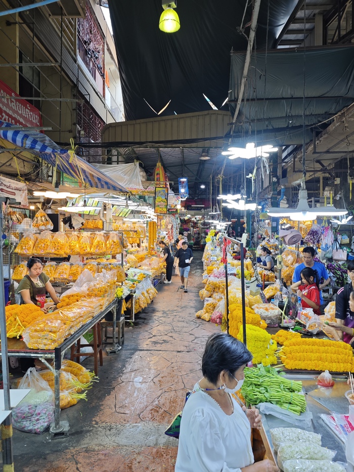 Бархатцы в мешках и гирляндах