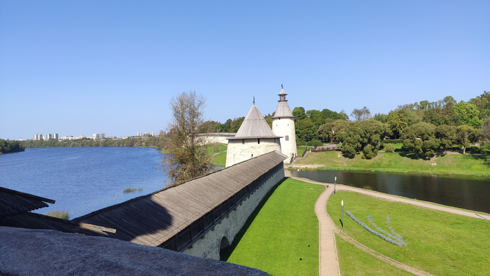 Снято 10 сентября 2025 года в 12:01 со стен Псковского Крома.