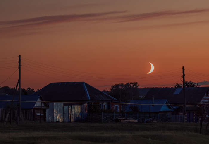 Деревенский закат и растущая луна