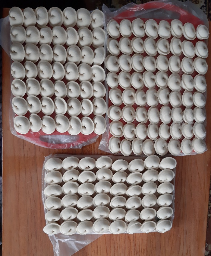 Лепил из тех кружков, что катала супруга. Как смог, так выровнял.