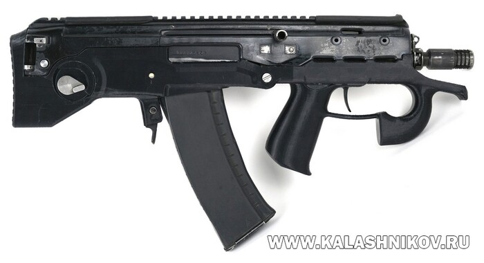 Экспериментальный буллпап на базе прототипа АМ-17. Не стоит в факте его существования искать тайные смыслы — это всего лишь эксперимент. Хотя, нельзя не отметить, что платформа АМ лучше походит под переделку в буллпап, чем АК. Фото Михаила Дегтярёва