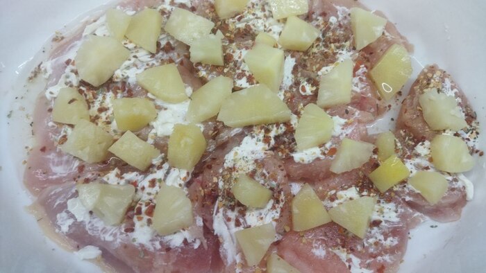 Куриное филе с ананасами в духовке