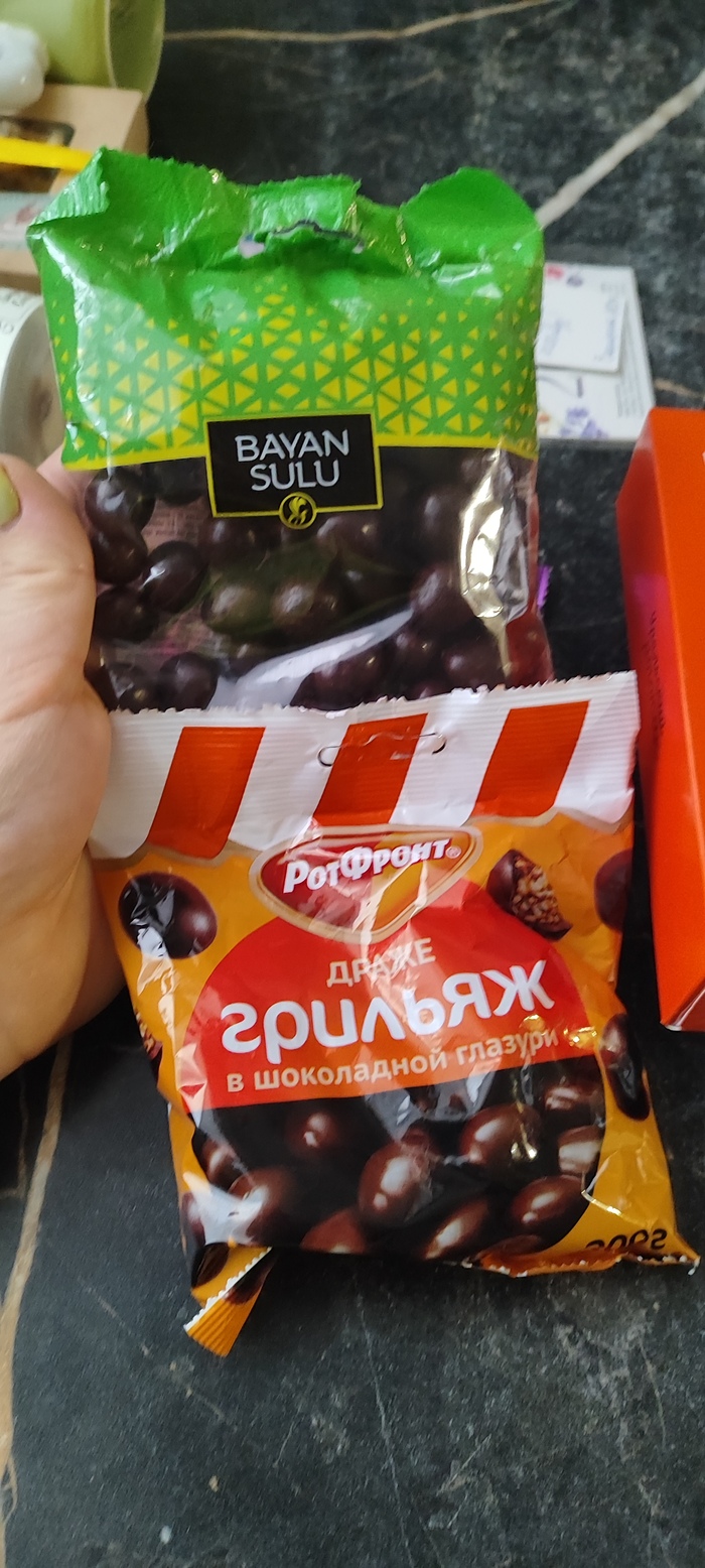 В анкете я указала что люблю орешки в шоколаде