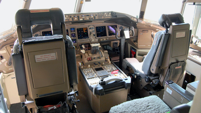 Кабина Боинг-777 (Wikipedia)