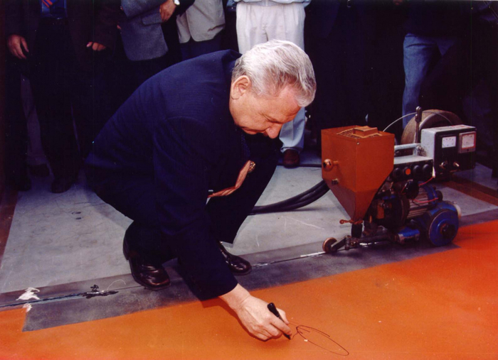 "Золотой стык". Первый губернатор ХМАО Александр Васильевич Филипенко оставляет автограф на сварном шве мостового перехода